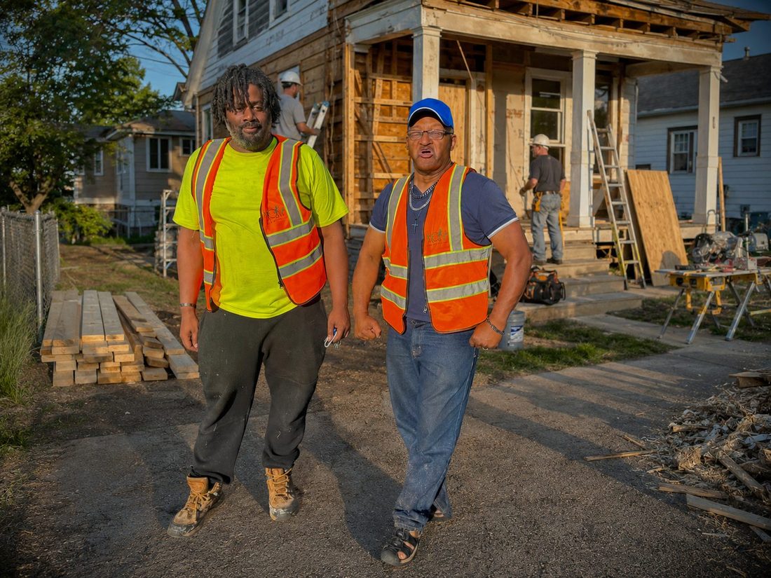 Mentors on the build site