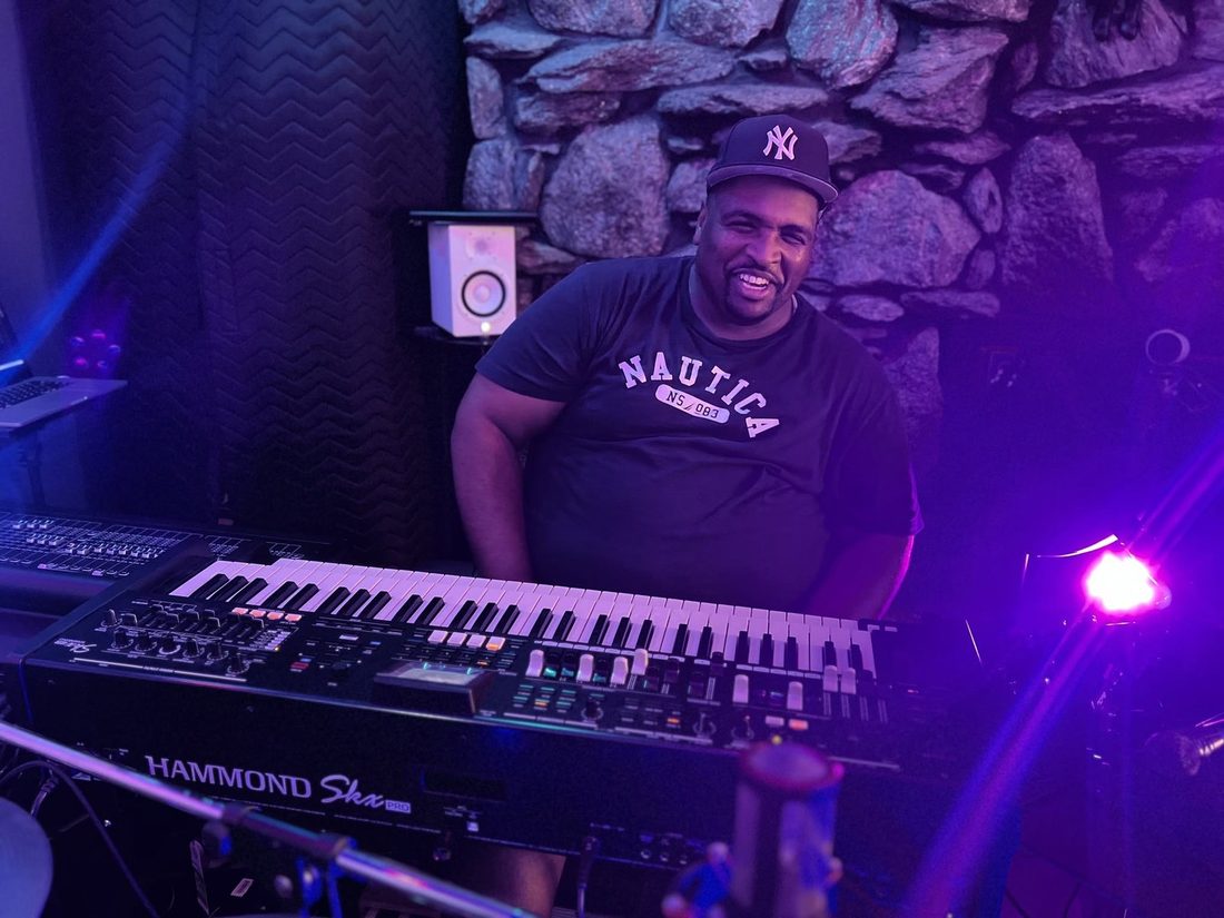 A V.O.V musician playing a Hammond organ in the studio
