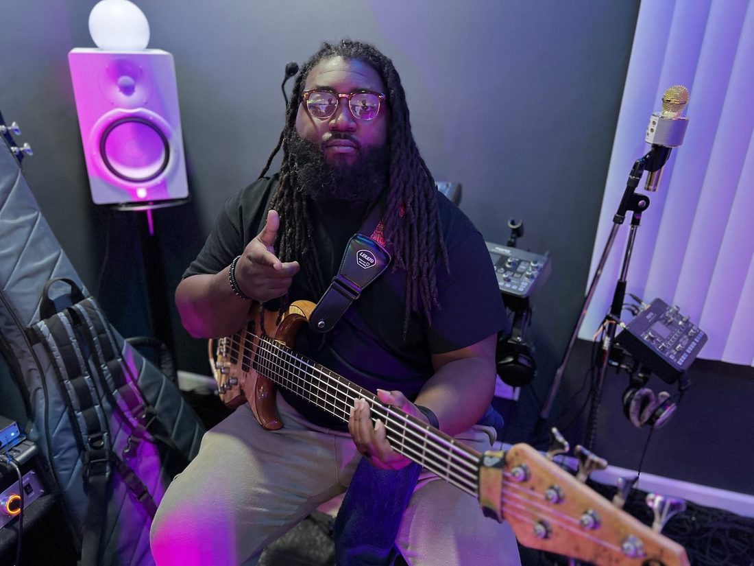 Five strings, all pocket